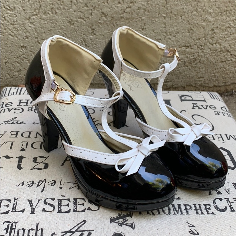 Mary Jane Style Retro vintage Black and White Heels sz 5.5